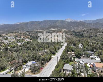 Aus der Vogelperspektive auf die wohlhabende Gemeinde Alta Loma und die Bergkette Rancho Cucamonga, Kalifornien, USA, Nordamerika Stockfoto