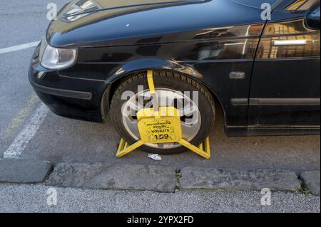 Zvolen, Slowakei, 26. November 2023 : Ein Vorderrad blockiert durch Radsperre für unbefugtes oder illegales Parken. Eine Radklemme, auch bekannt als Rad Stockfoto