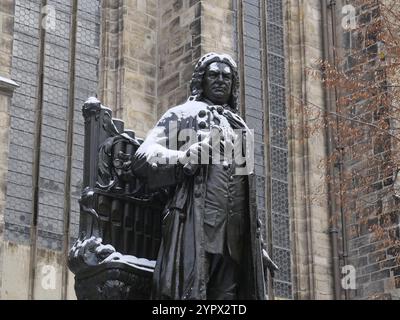 Denkmal für den ehemaligen Thomaskantor Johann Sebastian Bach im Winter. Leipzig, Sachsen, Deutschland, Europa Stockfoto