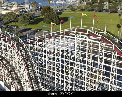 Aus der Vogelperspektive die berühmte Achterbahn „Giant Dipper“ im Belmont Park, einem Vergnügungspark, der 1925 an der Promenade von Mission Beach in San Diego, Kalifornien, erbaut wurde Stockfoto
