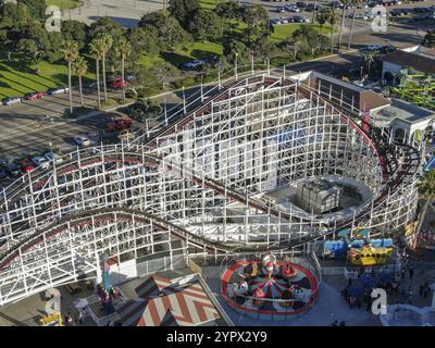 Aus der Vogelperspektive die berühmte Achterbahn „Giant Dipper“ im Belmont Park, einem Vergnügungspark, der 1925 an der Promenade von Mission Beach in San Diego, Kalifornien, erbaut wurde Stockfoto