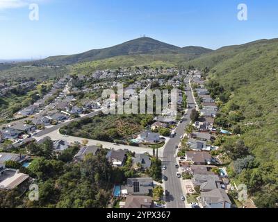 Aus der Vogelperspektive auf das Viertel der oberen Mittelklasse mit Wohnhaus und Swimmingpool in einem Tal mit Berg im Hintergrund in San Diego, Cali Stockfoto