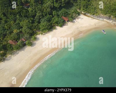 Luftbild des weißen Sandstrands mit türkisfarbenem Wasser im tropischen Land. Sandiger tropischer Strand mit Palmen. Urlaubsziel. Brasilien Stockfoto