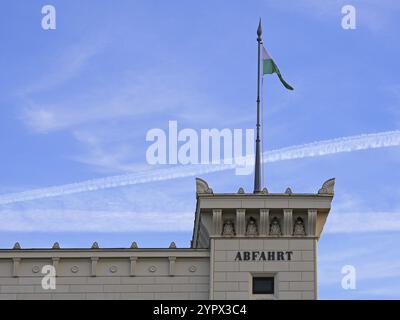 Turm und Giebel mit sächsischer Flagge auf dem? Früher ? Bayerischer Bahnhof Leipzig. Sachsen, Deutschland, Europa Stockfoto