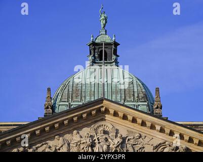 Dach und Kuppel am Bundesverwaltungsgericht Leipzig Stockfoto