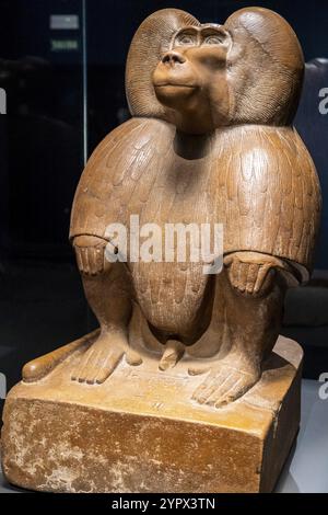 Figur eines hockenden Pavians, roter Quarzit, 18. Dynastie, die Amenhotep III. Regiert, Sammlung des British Museum Stockfoto