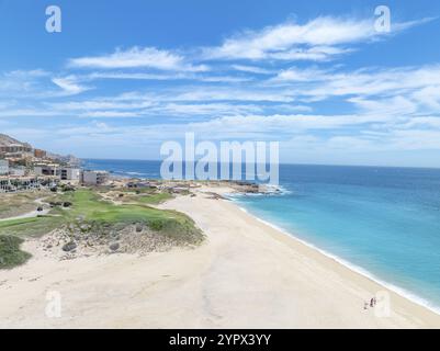 Blick aus der Vogelperspektive auf den tropischen Strand mit Resorts in Cabo San Jose, Baja California Sur, Mexiko, Mittelamerika Stockfoto