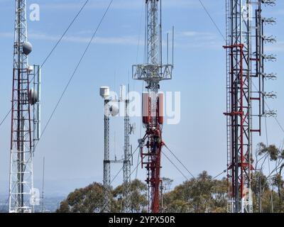 Ingenieur mit Sicherheitsausrüstung am Hochturm für die Instandhaltung der Telekommunikationskommunikation. San Diego, Südkalifornien, USA. 21.. September 2022 Stockfoto
