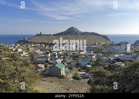 Blick auf die Außenbezirke des Kurorts Sudak vom Fuße des Berges. Krim Stockfoto