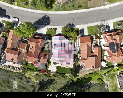 Überdachte Villa mit einem rot-grauen Zelt, während sie für Termiten begast wurde, San Diego, Kalifornien, USA. 17.. April 2022 Stockfoto