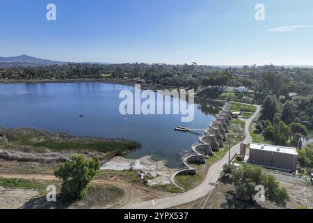 Blick aus der Vogelperspektive über das Wasserreservoir und einen großen Damm, der Wasser hält. Rancho Santa Fe in San Diego, Kalifornien, USA, Nordamerika Stockfoto