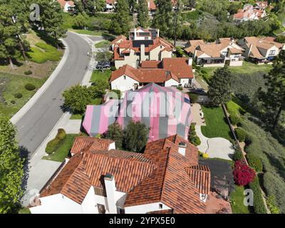 Überdachte Villa mit einem rot-grauen Zelt, während sie für Termiten begast wurde, San Diego, Kalifornien, USA. 17.. April 2022 Stockfoto