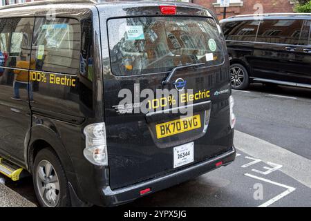 London, Großbritannien, 10. Mai 2023: Nissan Dynamo Taxi Black Cab, 100 Prozent elektrisch in der Londoner Straße Stockfoto