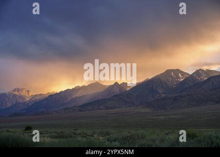 Bergkette mit bewölktem farbenfrohen Sonnenuntergang, Eastern Sierra Nevada Mountains, Mono County, Kalifornien, USA, Nordamerika Stockfoto