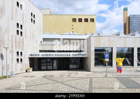 Berlin, Deutschland, 11. Juli 2022, Eintritt zum Ibero-Amerikanischen Institut mit Buddy Bär in der Potsdamer Straße, Europa Stockfoto