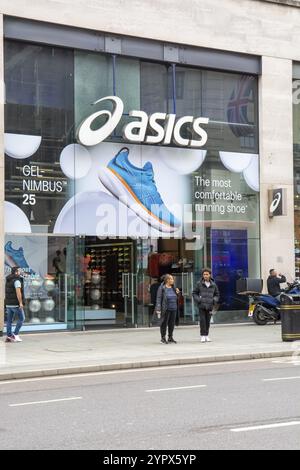 London, UK, 9. Mai 2023 : Asics Store in London. ASICs ist ein japanisches multinationales Unternehmen, das Sportbekleidung herstellt Stockfoto