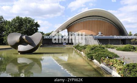 Berlin, Deutschland, 16. Juni 2022, Haus der Kulturen der Welt mit Bronzeskulptur von Henry Moore Large Divided Oval: Schmetterling in reflektierendem Teich, Europa Stockfoto