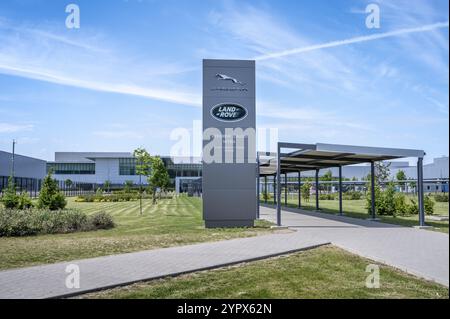 Nitra, Slowakei, 13. Mai 2024: Jaguar Land Rover Fertigungswerk in Nitra. Jaguar Land Rover Produktionsstätte. Slowakei, Europa Stockfoto