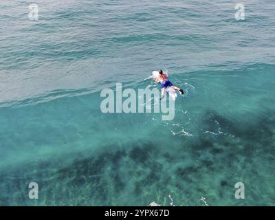 Aus der Vogelperspektive auf Surfer warten, paddeln und Wellen in einem wunderschönen blauen Wasser in La Jolla, San Diego, Kalifornien, USA genießen. Juli 2019 Stockfoto