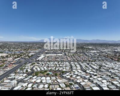 Blick aus der Vogelperspektive über die städtischen Vorstädte in Las Vegas Nevada mit Straßen, Dächern und Häusern Stockfoto