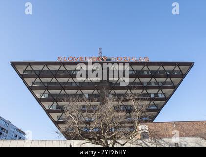 Bratislava, Slowakei, 20. Januar 2024 : das slowakische Funkgebäude (Budova Slovenskeho rozhlasu) ist wie eine umgedrehte Pyramide geformt. Bratislava. Slov Stockfoto