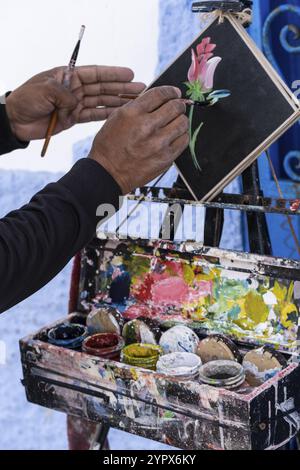 Straßenmaler mit Pinsel und Farbe, Asilah, marokko Stockfoto