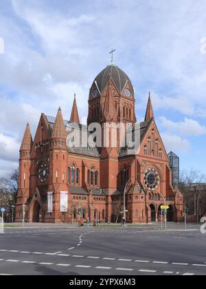 Berlin, 24. Februar 2023, Heilig Kreuz Kirche in Kreuzberg an der Ecke Zossener Straße/Bluecherstraße, Europa Stockfoto