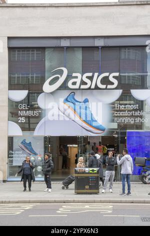 London, UK, 9. Mai 2023 : Asics Store in London. ASICs ist ein japanisches multinationales Unternehmen, das Sportbekleidung herstellt Stockfoto