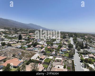 Aus der Vogelperspektive auf die wohlhabende Gemeinde Alta Loma und die Bergkette Rancho Cucamonga, Kalifornien, USA, Nordamerika Stockfoto