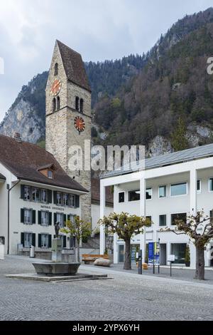 Unterseen ist das historische Zentrum von Interlaken in der Schweiz. Wunderschöner urbaner Ort und die Kirche vor den Bergen Stockfoto