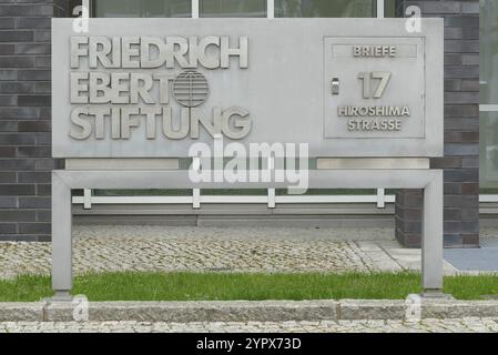 Berlin, 12. April 2021, Hausschild und Briefkasten mit Schriftzug der SPD-verbundenen Friedrich-Ebert-Stiftung in der Hiroshimastraße am Tierg Stockfoto