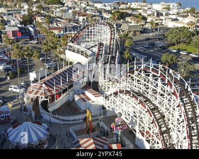 Aus der Vogelperspektive die berühmte Achterbahn „Giant Dipper“ im Belmont Park, einem Vergnügungspark, der 1925 an der Promenade von Mission Beach in San Diego, Kalifornien, erbaut wurde Stockfoto