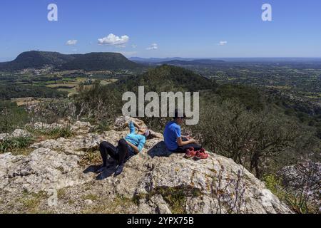 Frau, die den Blick von der Sierra de Galdent, Llucmajor, Mallorca, den Balearen, Spanien genießt, Europa Stockfoto