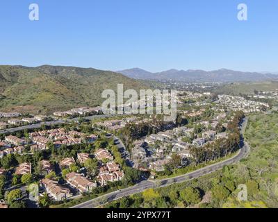 Aus der Vogelperspektive auf das Viertel der oberen Mittelklasse mit großen Villen in San Diego, Kalifornien, USA und Nordamerika Stockfoto