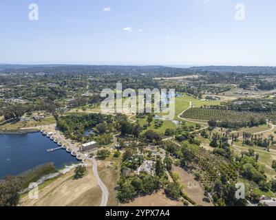 Blick aus der Vogelperspektive über das Wasserreservoir und einen großen Damm, der Wasser hält. Rancho Santa Fe in San Diego, Kalifornien, USA, Nordamerika Stockfoto