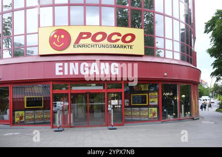 Berlin, Deutschland, 7. Mai 2024, Eingang und Vorderseite des Poco Stores am Bluecherplatz in Kreuzberg, Europa Stockfoto