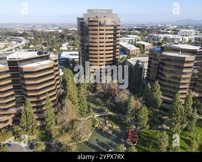 Aus der Vogelperspektive des Geschäftsgebäudes im großen Wohn- und Geschäftsviertel der University City, San Diego, Kalifornien, USA. Dezember 2020 Stockfoto