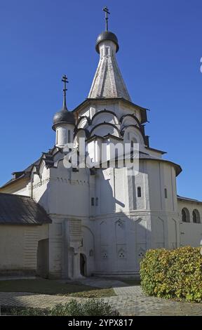 Die Kirche des Refektoriums Himmelfahrt im Kloster Spaso-Evfimijewski in Suzdal, Russland. Sonniger Tag im Oktober Stockfoto