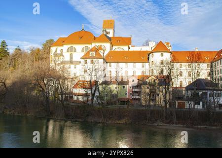 Berühmte Aussicht über den Lech in Richtung Zitadelle von Füssen, Deutschland. Die historischen Gebäude erscheinen in der Morgensonne Stockfoto