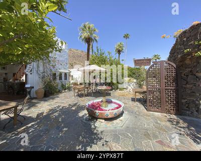 Eingangslobby mit kleinem Brunnen in der Korakia Pension in Palm Springs, Kalifornien, USA. September 2020 Stockfoto