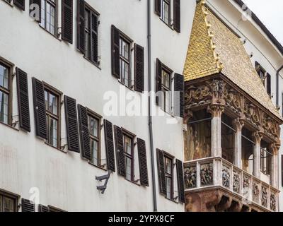 Berühmte historische Fassade im Stadtzentrum von Innsbruck Österreich. Das goldene Dach, genannt Goldenes Dachl, ist eine der berühmtesten Touristenattraktionen Stockfoto