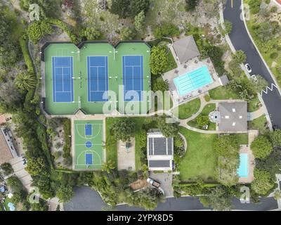 Luftaufnahme von Freizeiteinrichtungen mit Tennis und Pool in privater Wohnanlage in La Jolla, Califronia, USA. 21.. September 2022 Stockfoto