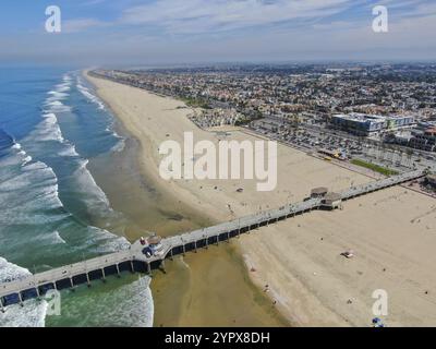 Blick aus der Vogelperspektive auf Huntington Pier, Strand und Küste an sonnigen Sommertagen, südöstlich von Los Angeles. Kalifornien. Ziel für Surfer und Touristen Stockfoto