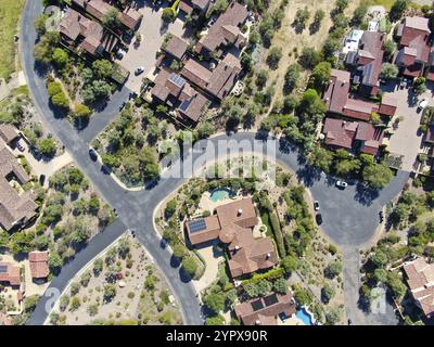 Blick aus der Vogelperspektive auf die große Luxusvilla mit Pool, die sich neben dem Golfplatz und dem grünen Tal in einer privaten Gemeinde in San Diego, Kalifornien befindet Stockfoto