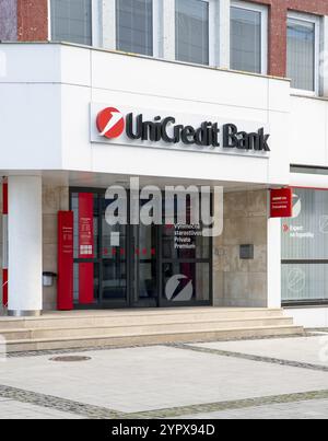 Zvolen, Slowakei, 26. November 2023: UniCredit Bank Zweigstelle in Zvolen, Slowakei. UniCredit S.p.A. ist eine internationale Bankengruppe mit Hauptsitz in Stockfoto