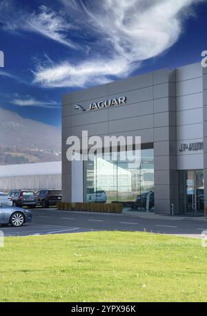 Nitra, Slowakei, 13. November 2022: Jaguar, Land Rover Ausstellungsraum. Jaguar Land Rover ist ein britischer multinationaler Automobilhersteller in Europa Stockfoto