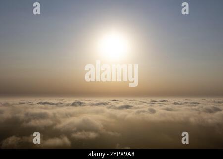 Farbenfrohe Sonnenuntergangsansicht über der Wolke mit Blick auf die Sonne. Landschaftlich schöner Blick über die Wolken Stockfoto