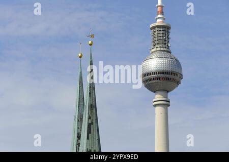 Fernsehturm Alexanderplatz mit Doppeltürmen der Nikolaikirche in Berlin vor blauem Himmel Stockfoto