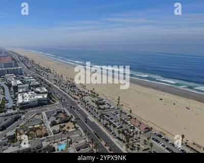 Blick aus der Vogelperspektive auf Huntington Pier, Strand und Küste an sonnigen Sommertagen, südöstlich von Los Angeles. Kalifornien. Ziel für Surfer und Touristen Stockfoto