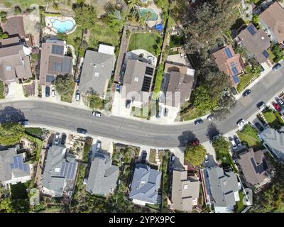 Blick von oben auf die Straße der oberen Mittelklasse mit Wohnhaus und Swimmingpool in San Diego, Kalifornien, USA, Nordamerika Stockfoto